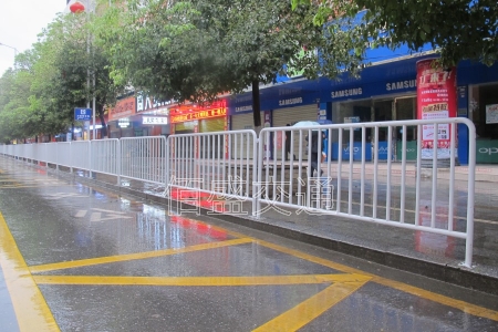道路上是否設(shè)道路花箱護(hù)欄？